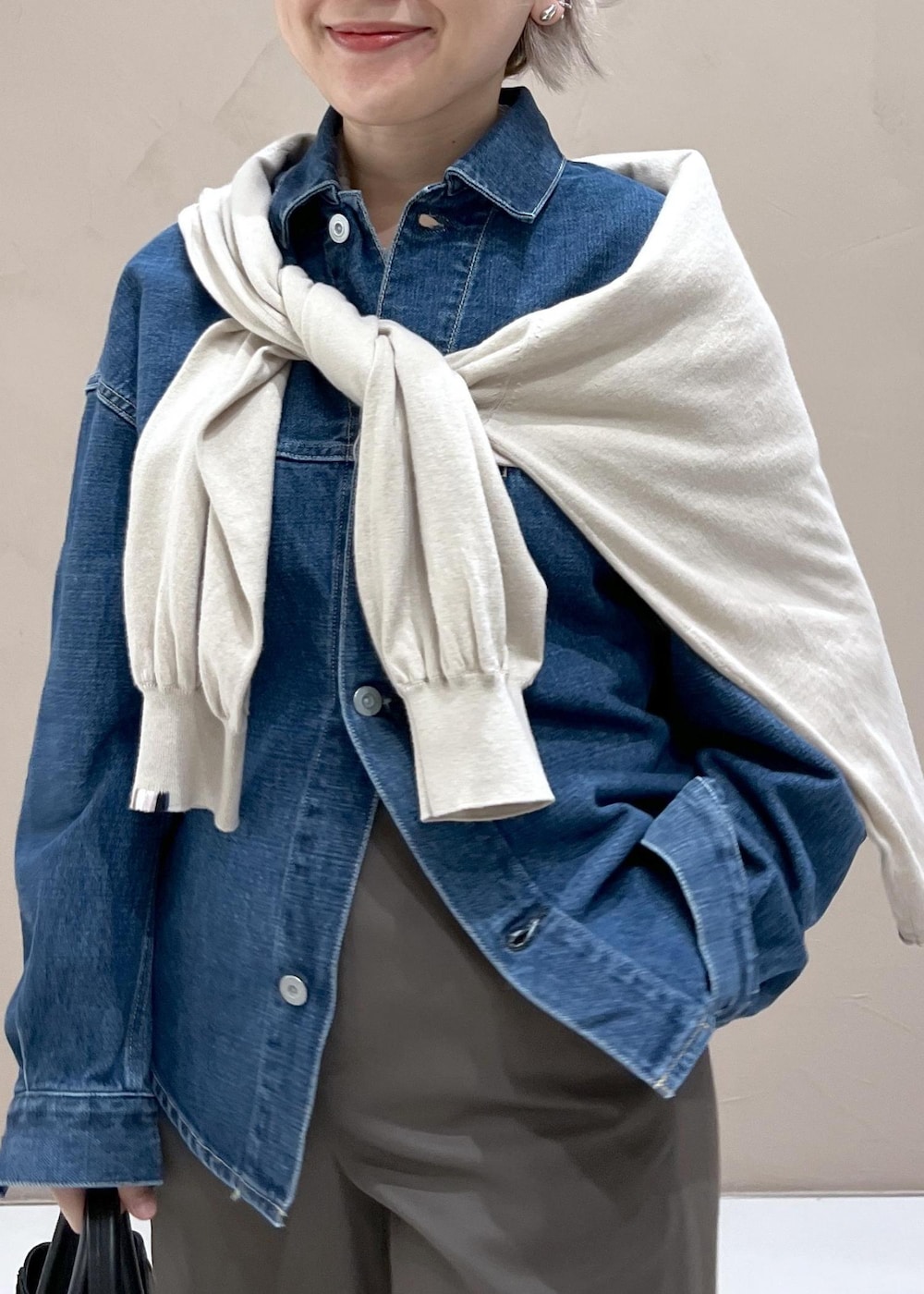 ブラウン系のその他パンツ、ブラック系のハンドバッグ、ホワイト系のスニーカーを着用したレディースの夏コーディネートの6枚目の写真