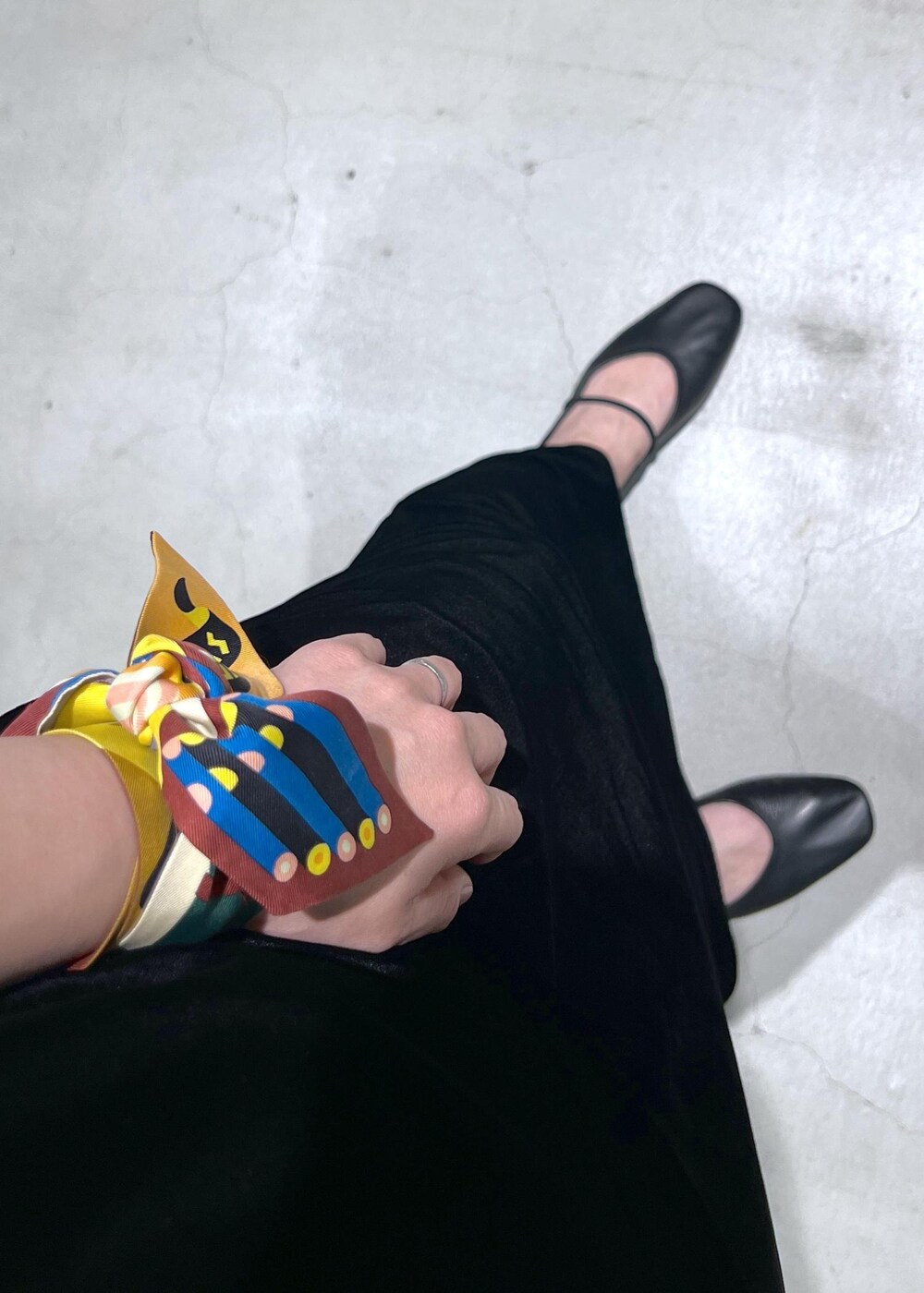 ブラック系のスカート、ブラック系のTシャツ/カットソー、ブラック系のパンプスを着用したレディースの夏コーディネートの9枚目の写真