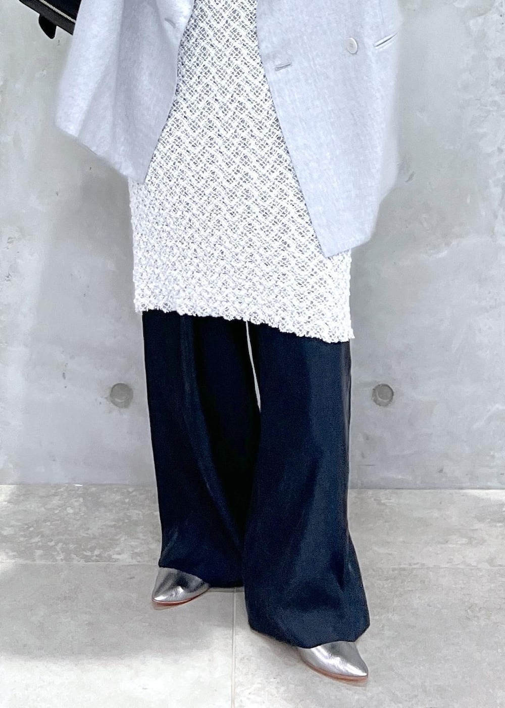 ホワイト系のワンピース、グレー系のテーラードジャケット、ブラック系のボディバッグ/ウエストポーチを着用したレディースの夏コーディネートの10枚目の写真