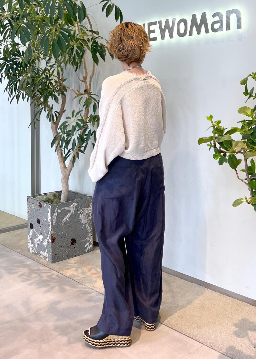 ホワイト系のカーディガン/ボレロ、ブラック系のサンダル、ブルー系のつなぎ/オールインワンを着用したレディースの夏コーディネートの8枚目の写真