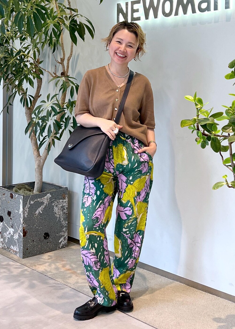 ブラック系のローファー、イエロー系のカーディガン/ボレロ、グリーン系のその他パンツを着用したレディースの夏コーディネートの5枚目の写真