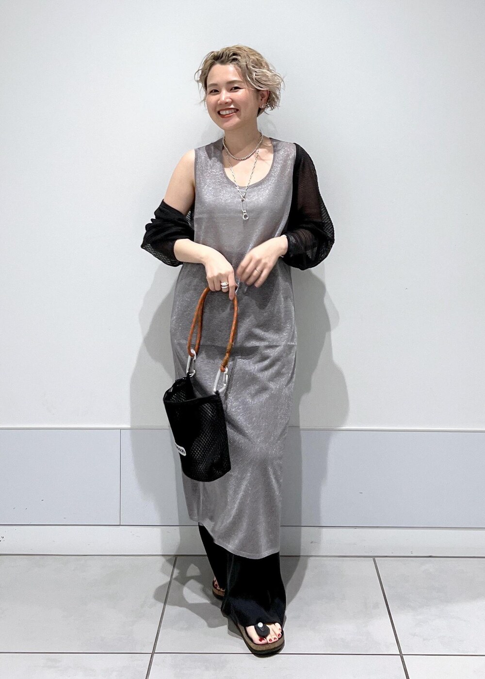 グレー系のカーディガン/ボレロ、ブラック系のその他パンツ、ブラック系のショルダーバッグを着用したレディースの夏コーディネートの4枚目の写真