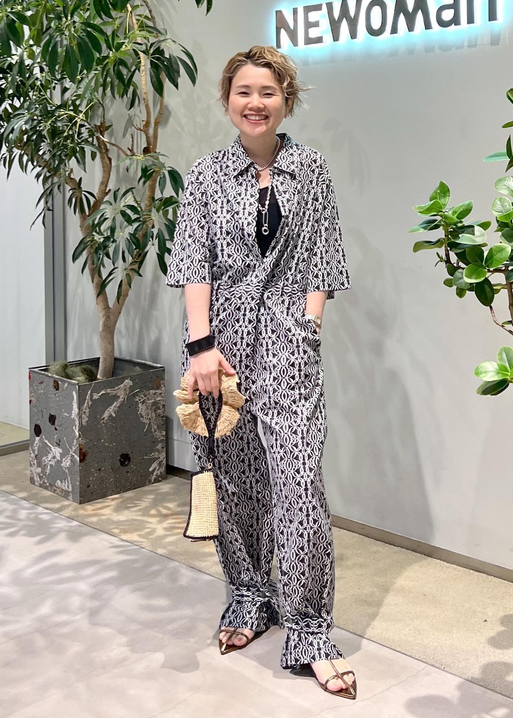 その他のサンダル、ブラック系のつなぎ/オールインワン、ホワイト系のハンドバッグを着用したレディースの夏コーディネートの2枚目の写真