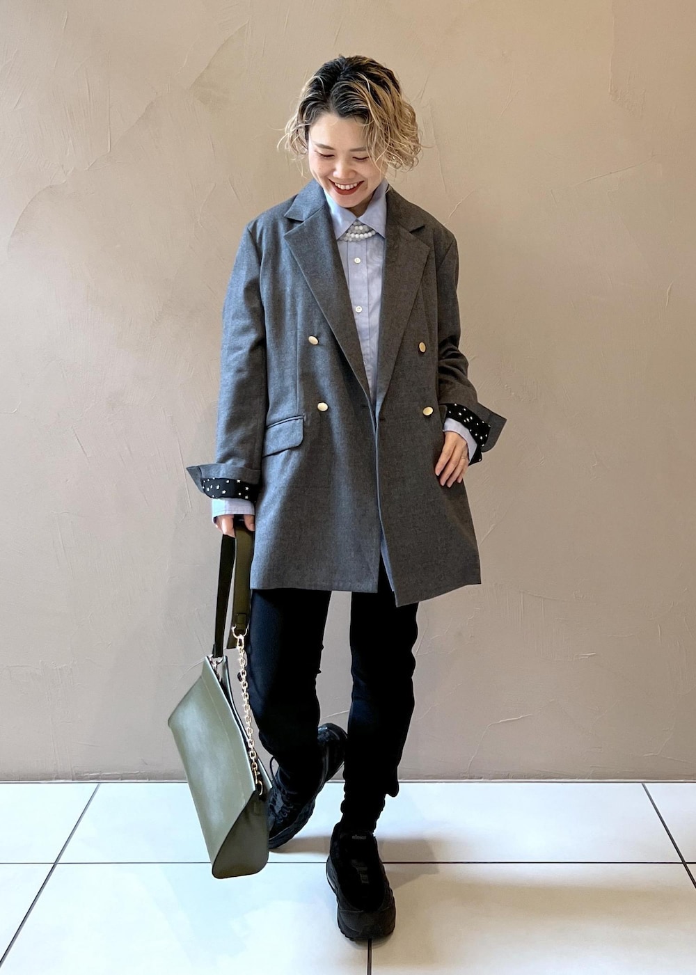 ブルー系のシャツ/ブラウス、グレー系のテーラードジャケット、グリーン系のショルダーバッグを着用したレディースの秋コーディネートの3枚目の写真