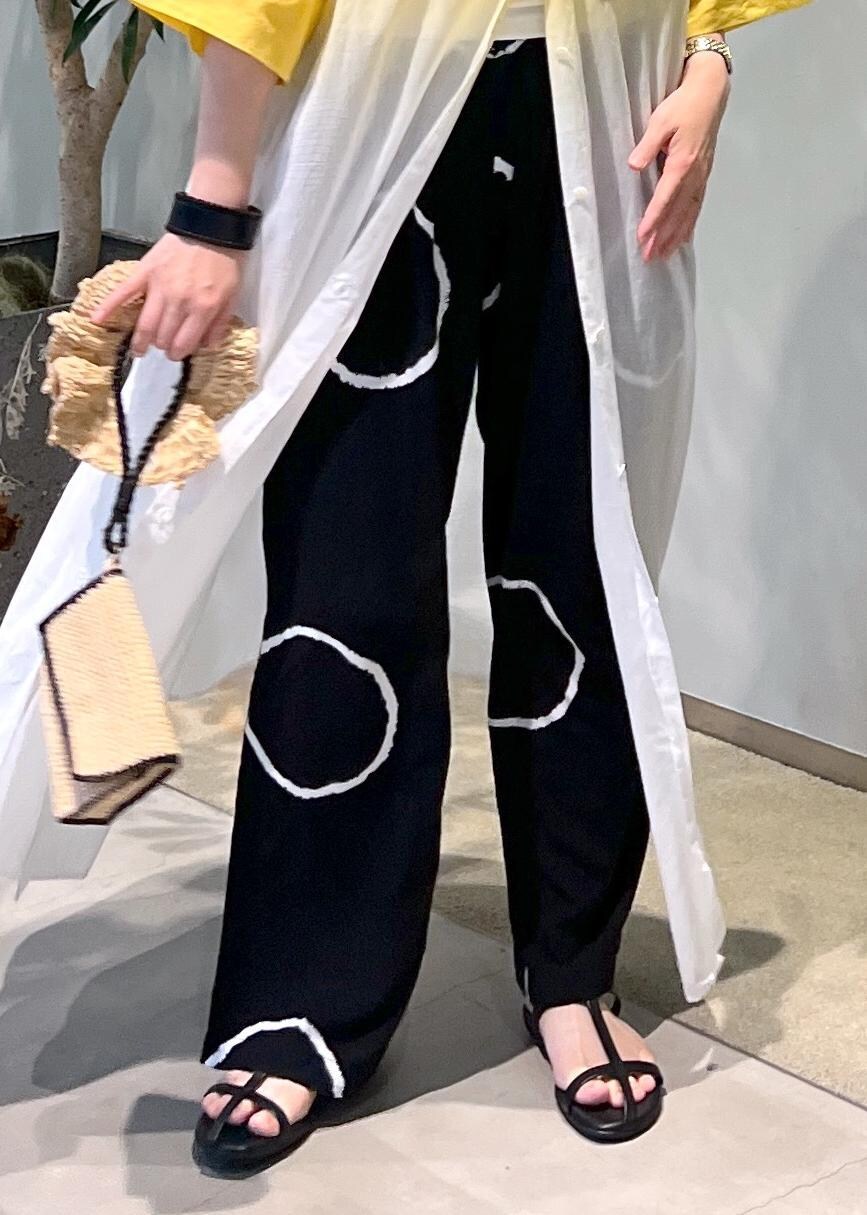 ブラック系のサンダル、ホワイト系のハンドバッグを着用したレディースの夏コーディネートの8枚目の写真