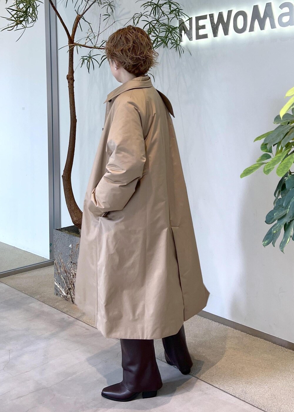 ブラウン系のブーツ、ブラウン系のショルダーバッグ、ベージュ系のダウンジャケット/コートを着用したレディースの秋コーディネートの4枚目の写真