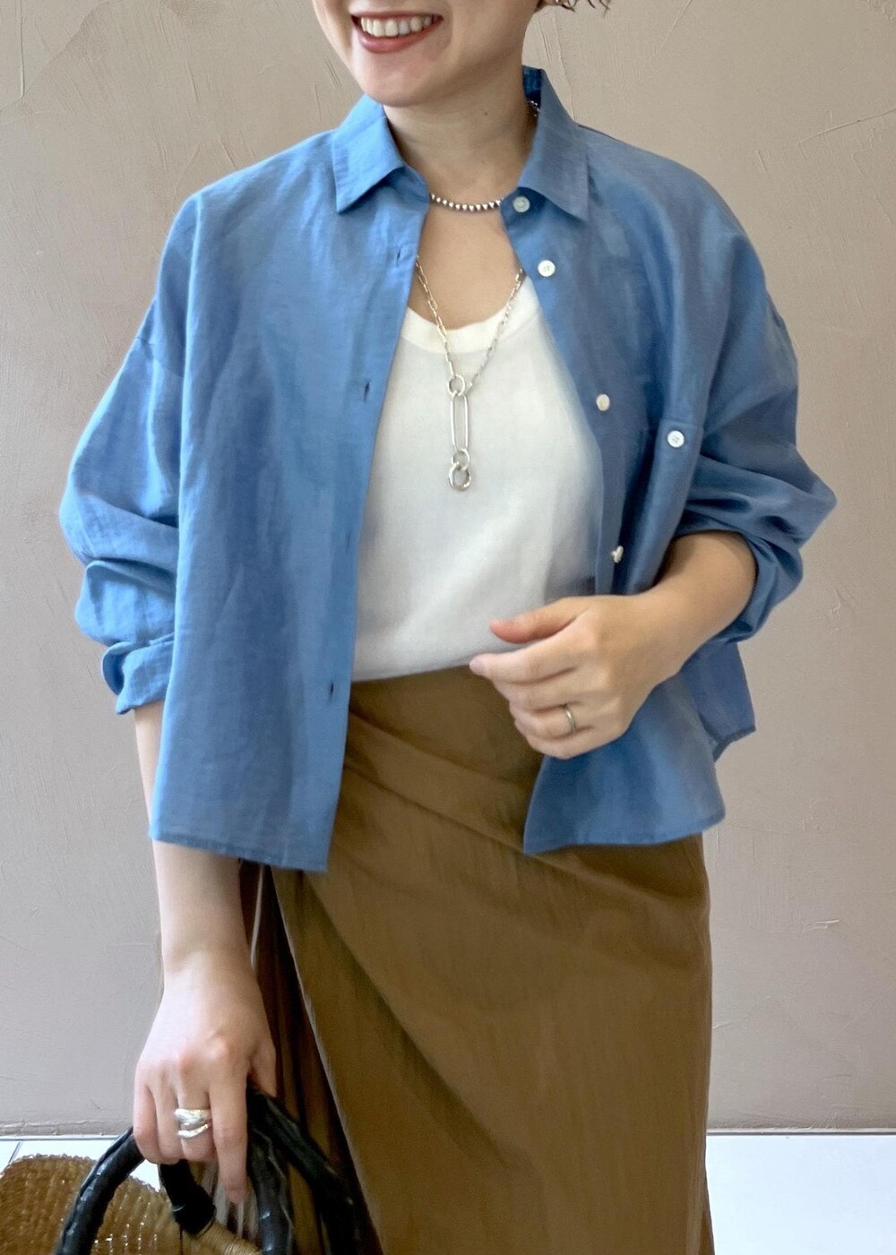 ゴールド系のサンダル、ブラウン系のスカート、ブルー系のシャツ/ブラウスを着用したレディースの夏コーディネートの6枚目の写真