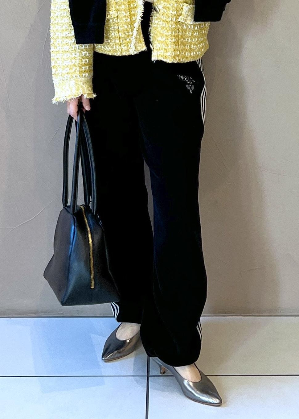 イエロー系のカーディガン/ボレロ、ブラック系のカーディガン/ボレロ、グレー系のTシャツ/カットソーを着用したレディースの冬コーディネートの5枚目の写真