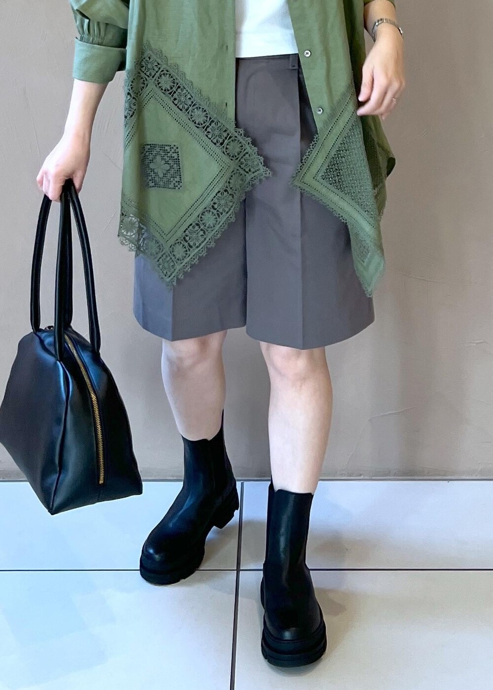 ブラック系のブーツ、グリーン系のシャツ/ブラウス、グレー系のその他パンツを着用したレディースの冬コーディネートの8枚目の写真