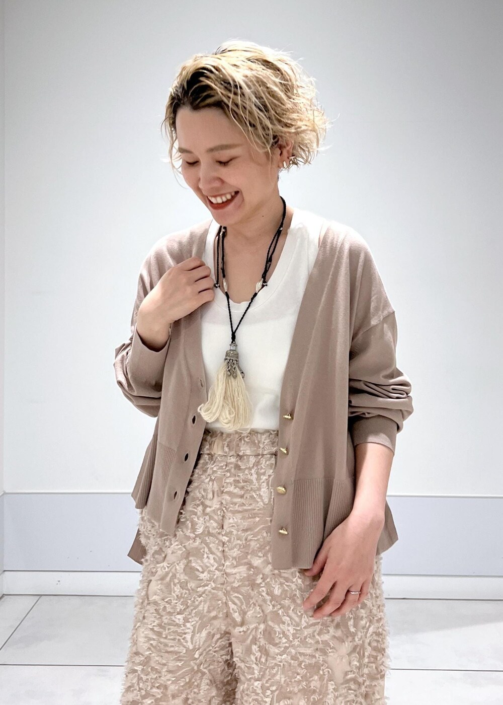 ベージュ系のカーディガン/ボレロ、ブラック系のサンダル、ベージュ系のその他パンツを着用したレディースの春コーディネートの6枚目の写真