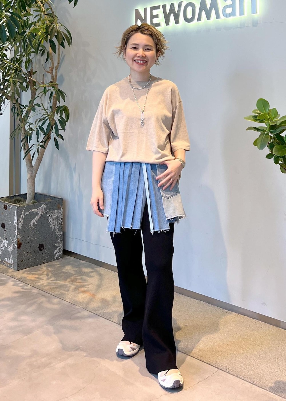 ブラック系のその他パンツ、ベージュ系のTシャツ/カットソー、ベージュ系のスニーカーを着用したレディースの春コーディネートの10枚目の写真