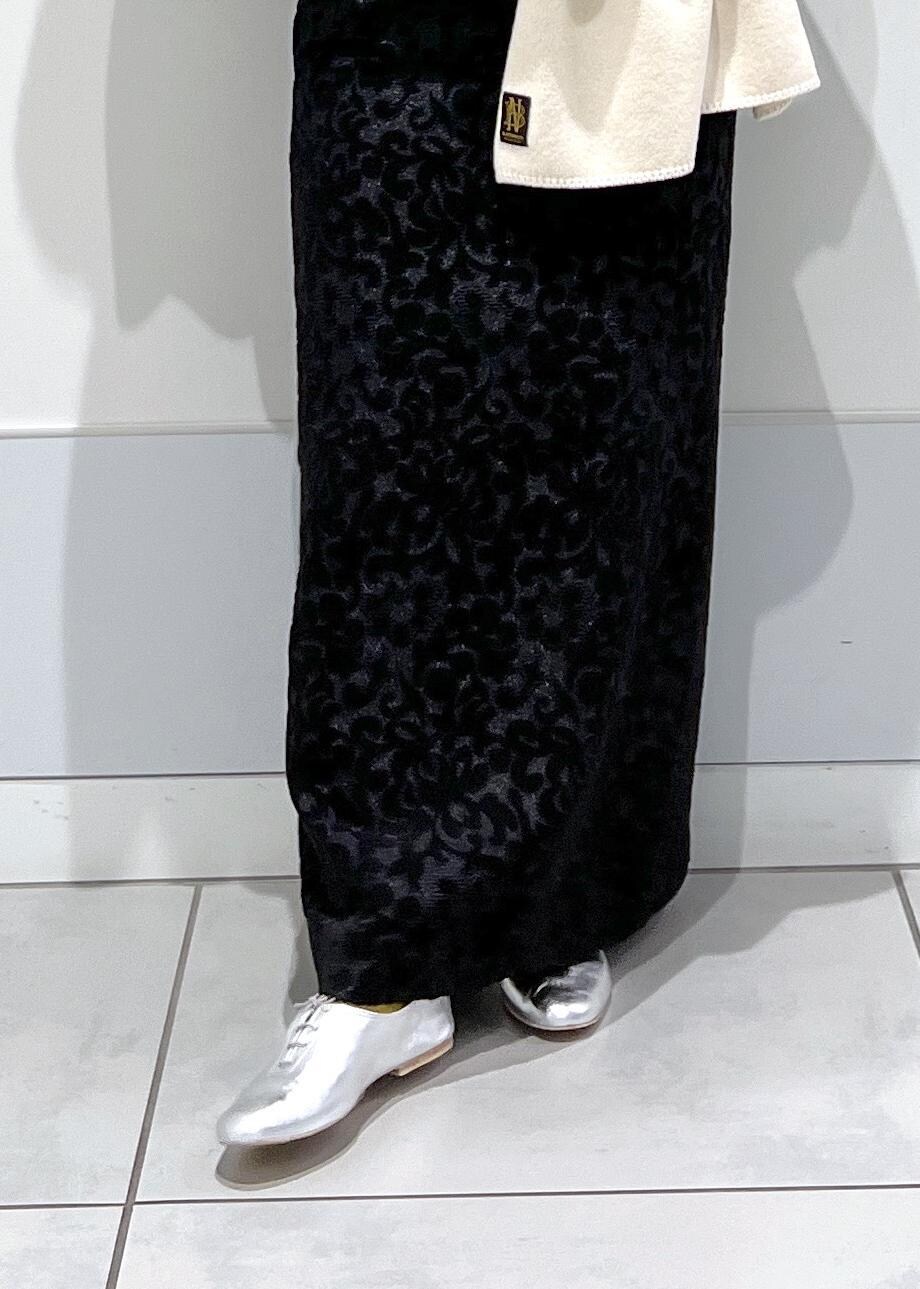 ベージュ系のベスト、ブラック系のワンピース、グレー系のニット/セーターを着用したレディースの秋コーディネートの9枚目の写真