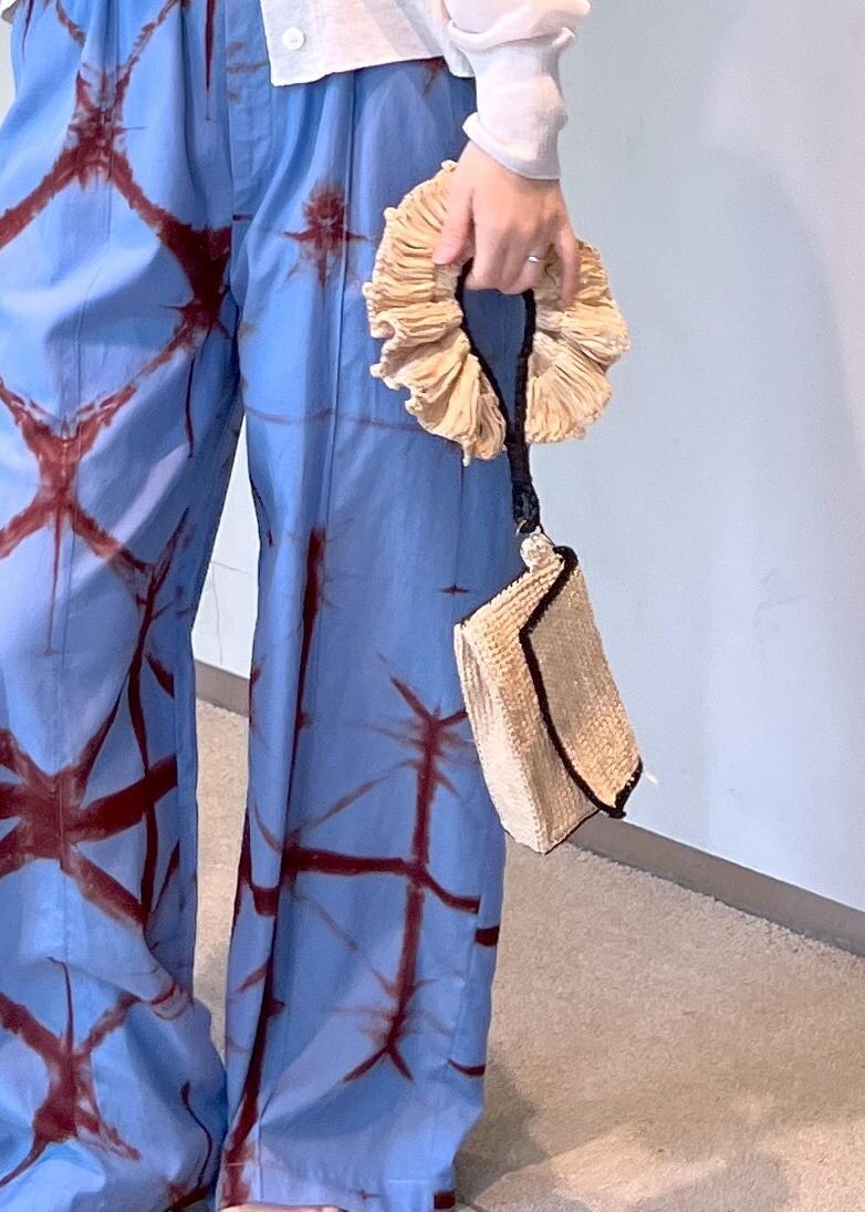 グレー系のカーディガン/ボレロ、ブルー系のその他パンツ、ベージュ系のタンクトップを着用したレディースの春コーディネートの9枚目の写真