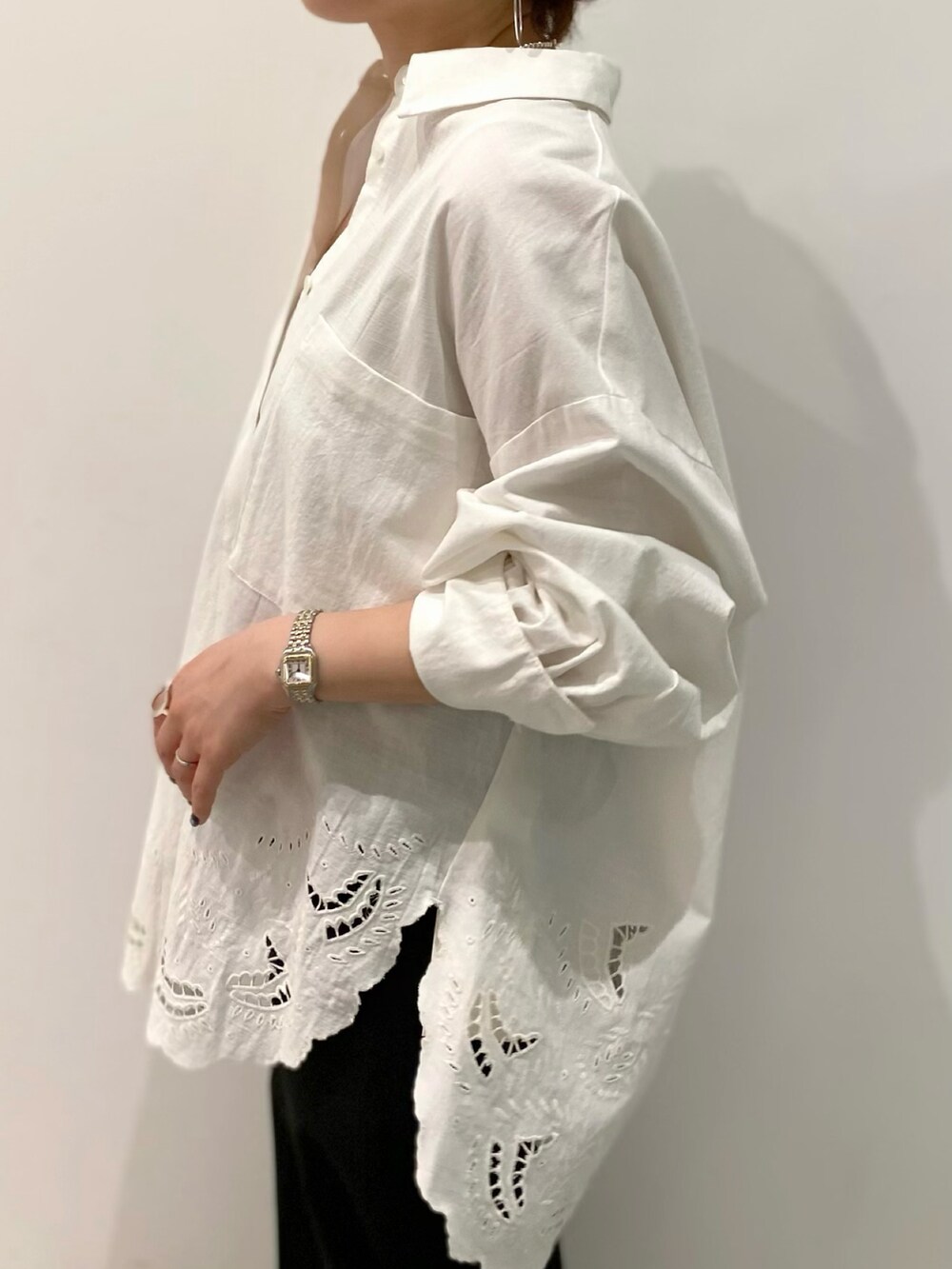 ホワイト系のシャツ/ブラウス、ブラック系のその他パンツ、ブラック系のバッグを着用したレディースの春コーディネートの4枚目の写真