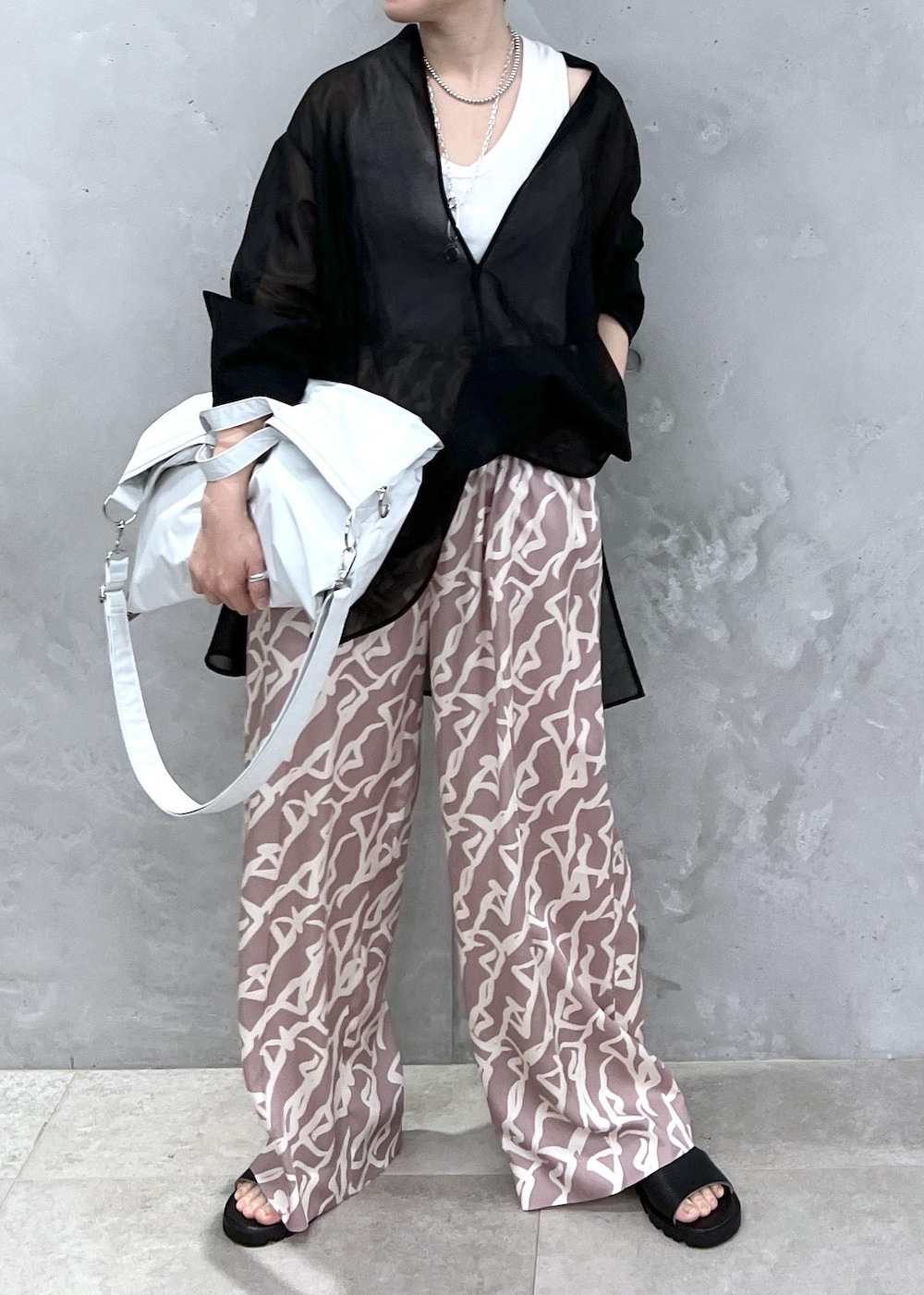 イエロー系のその他パンツ、ブラック系のシャツ/ブラウス、グレー系のトートバッグを着用したレディースの冬コーディネートの6枚目の写真