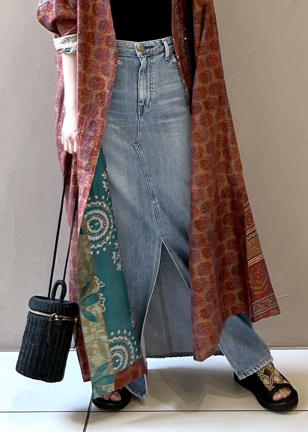 ブラック系のショルダーバッグ、ブラック系のタンクトップ、ブルー系のデニムスカートを着用したレディースの春コーディネートの8枚目の写真