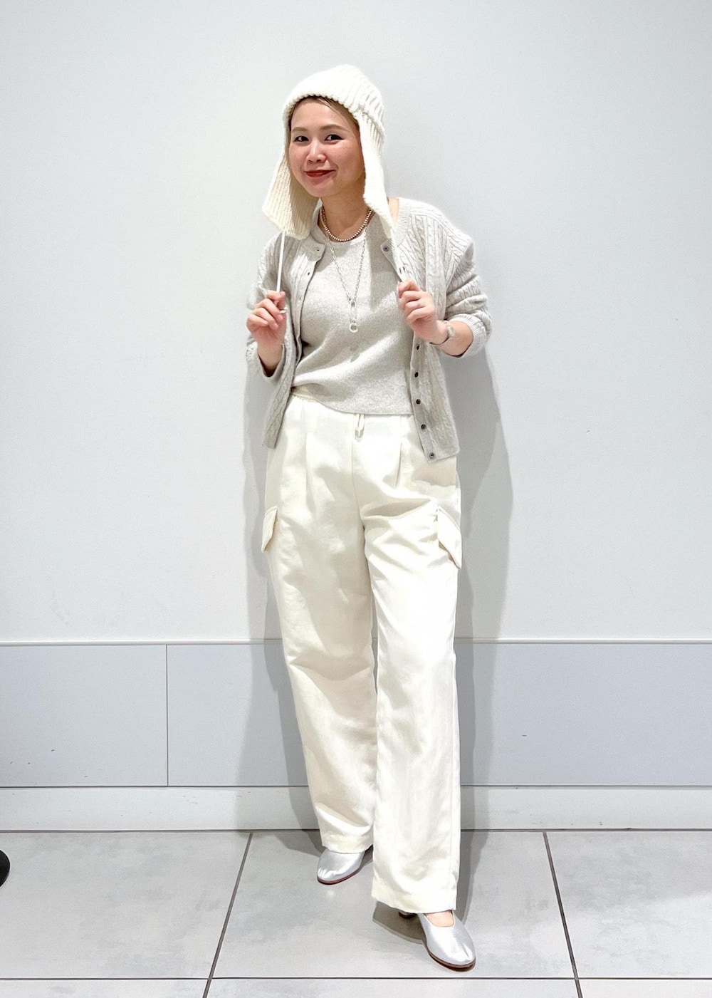 グレー系のその他アウター、ホワイト系のキャミソール、ホワイト系のカーゴパンツを着用したレディースの冬コーディネートの10枚目の写真