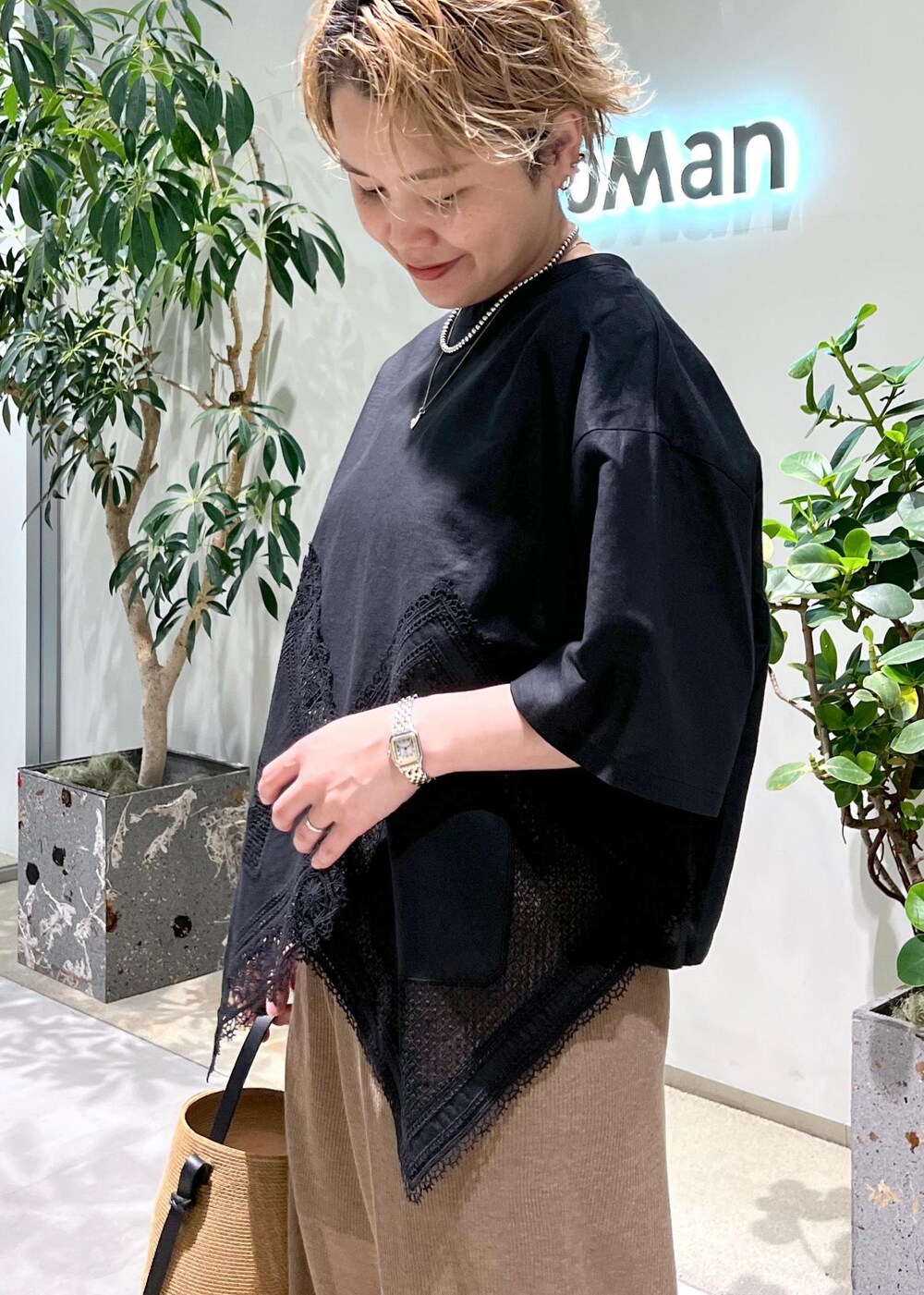 ブラック系のサンダル、ブラック系のTシャツ/カットソー、ゴールド系のその他パンツを着用したレディースの夏コーディネートの7枚目の写真