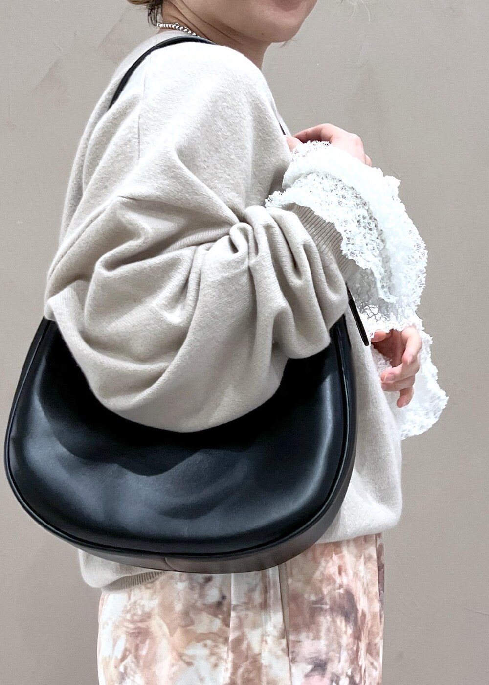 ベージュ系のその他パンツ、ホワイト系のその他トップス、ブラウン系のパンプスを着用したレディースの秋コーディネートの7枚目の写真