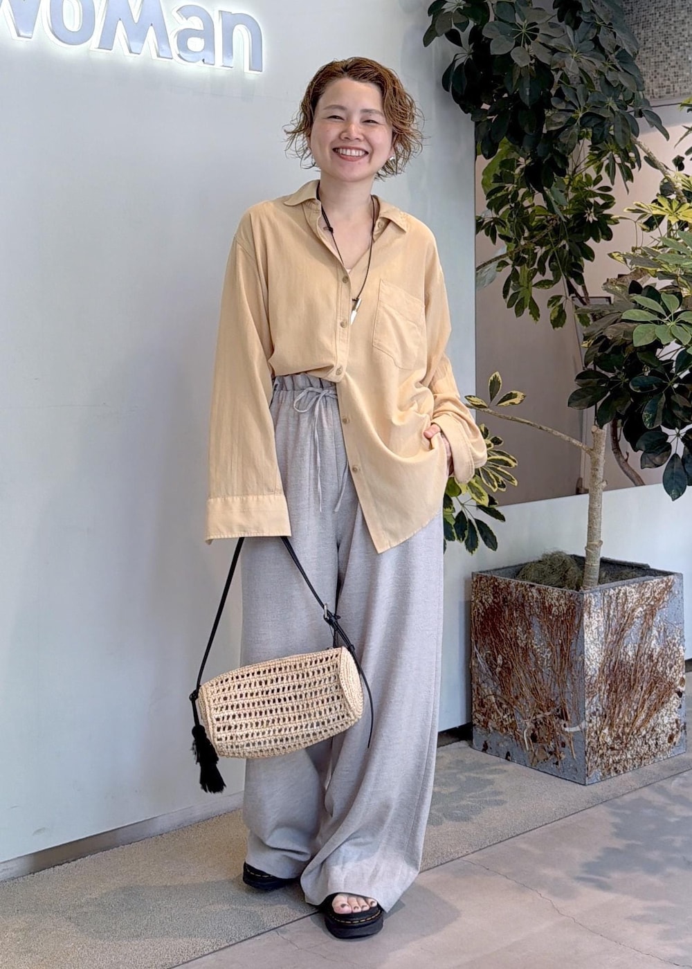 ベージュ系のショルダーバッグ、ベージュ系のその他パンツ、ベージュ系のシャツ/ブラウスを着用したレディースの夏コーディネートの2枚目の写真