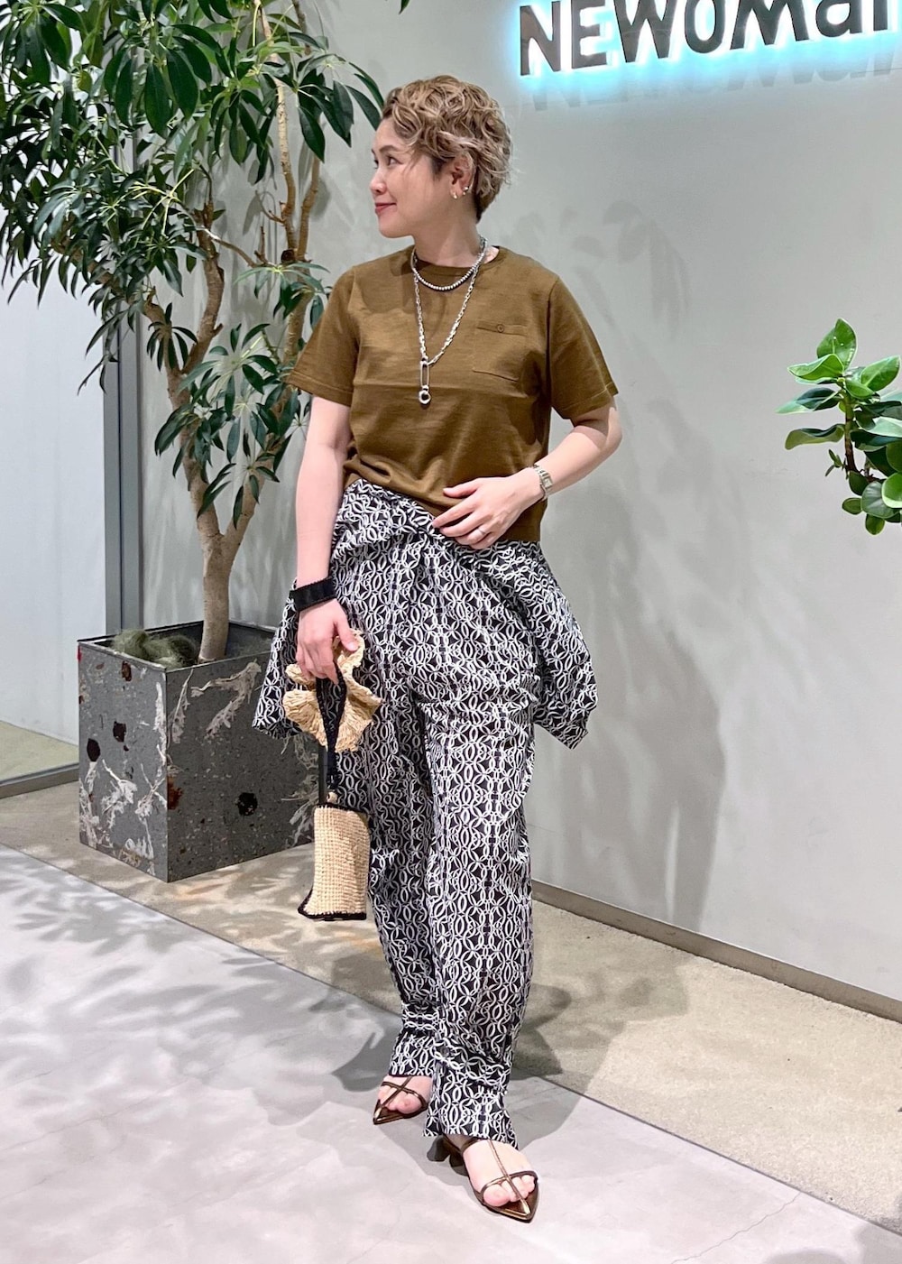 その他のサンダル、グリーン系のTシャツ/カットソー、ブラック系のつなぎ/オールインワンを着用したレディースの夏コーディネートの4枚目の写真