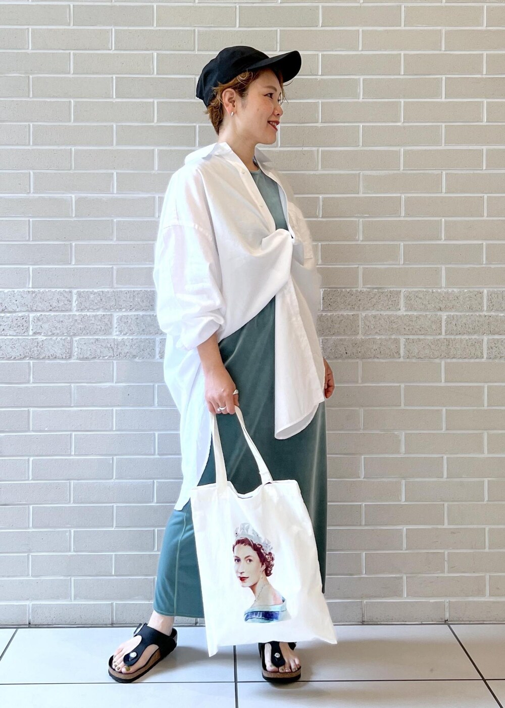 ホワイト系のシャツ/ブラウス、グリーン系のスカート、グリーン系のTシャツ/カットソーを着用したレディースの夏コーディネートの3枚目の写真