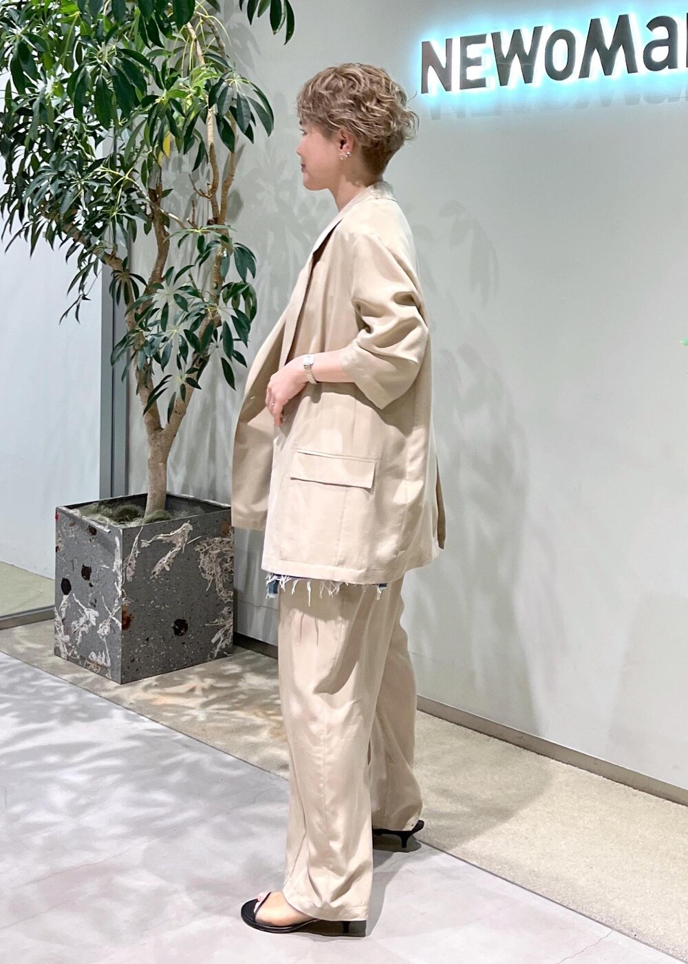 ベージュ系のその他パンツ、シルバー系のショルダーバッグ、ベージュ系のベストを着用したレディースの春コーディネートの3枚目の写真