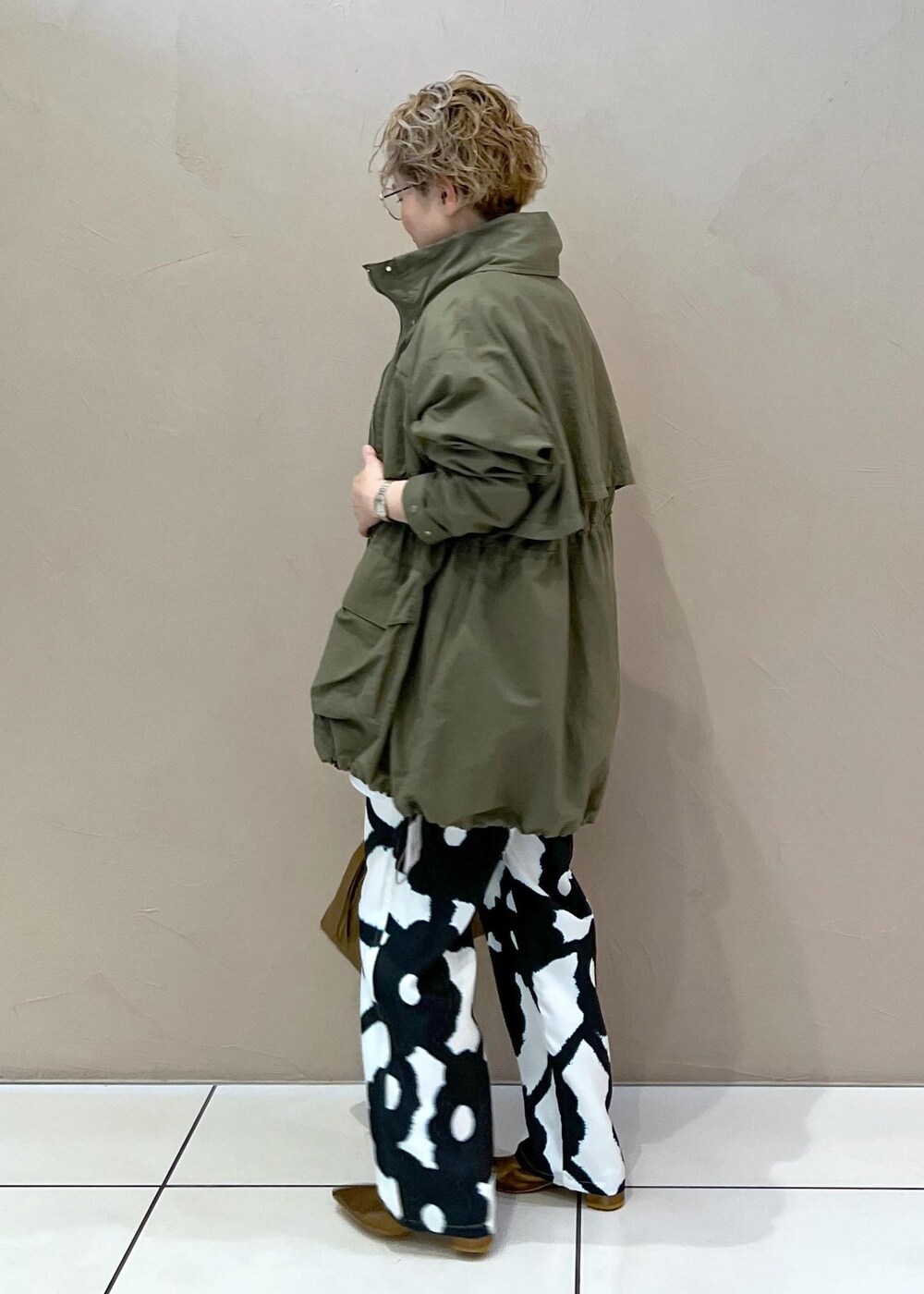 グリーン系のブルゾン、グレー系のスウェット、その他のパンプスを着用したレディースの春コーディネートの5枚目の写真