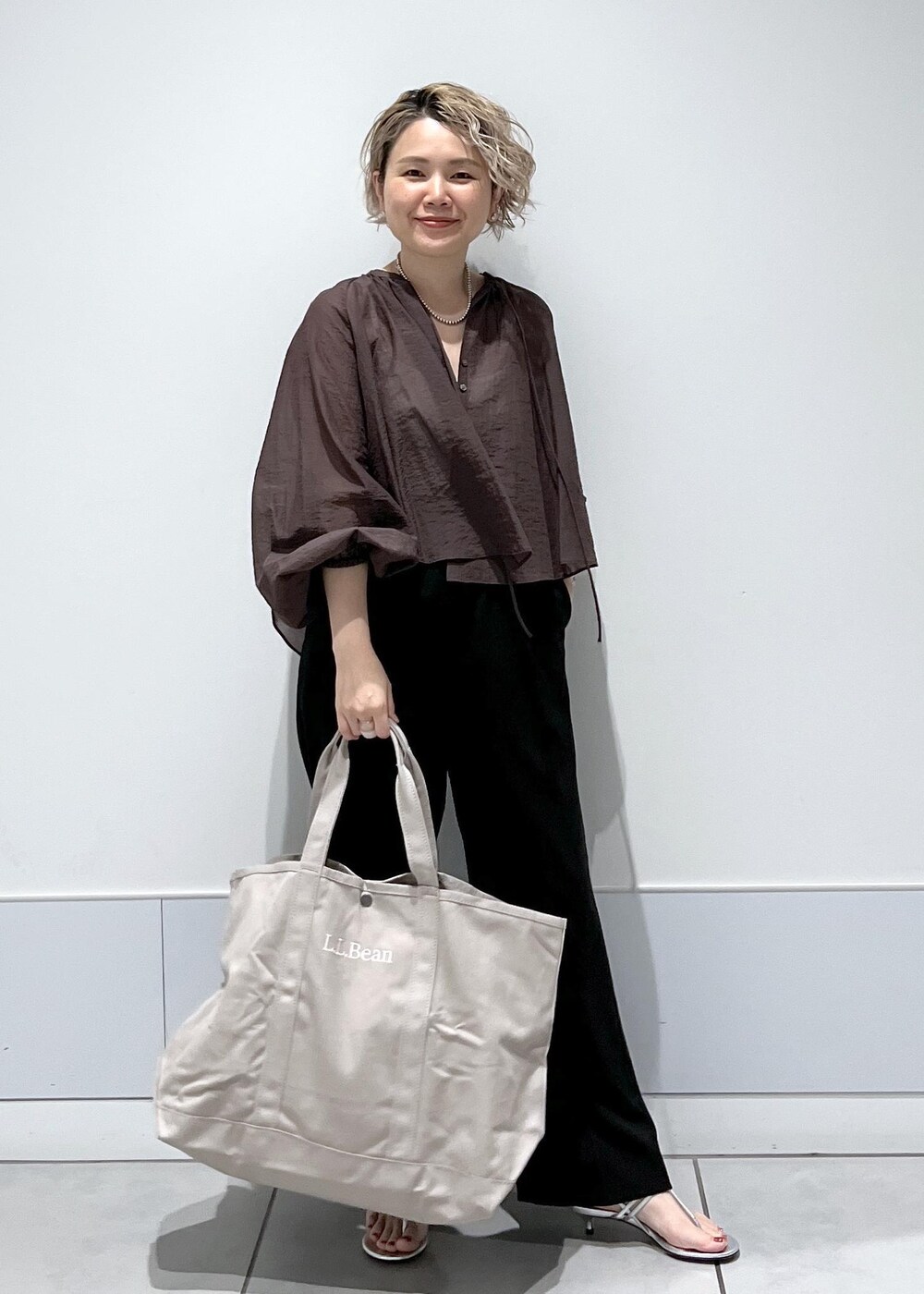 シルバー系のサンダル、ブラウン系のシャツ/ブラウス、ブラック系のその他パンツを着用したレディースの夏コーディネートの3枚目の写真