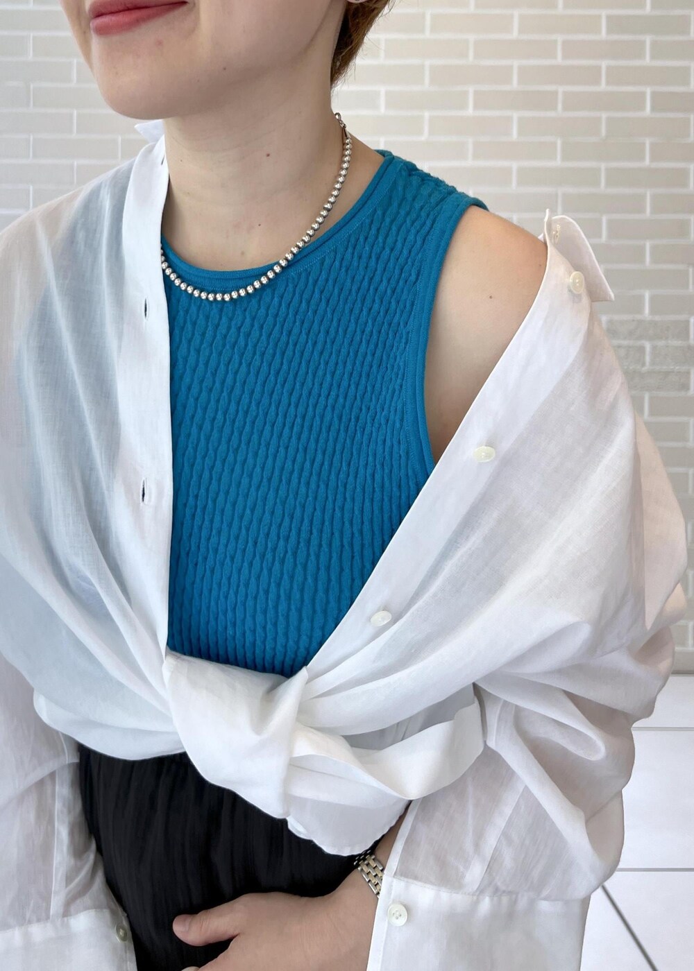 ブラック系のスカート、ホワイト系のシャツ/ブラウス、ブルー系のタンクトップを着用したレディースの夏コーディネートの5枚目の写真