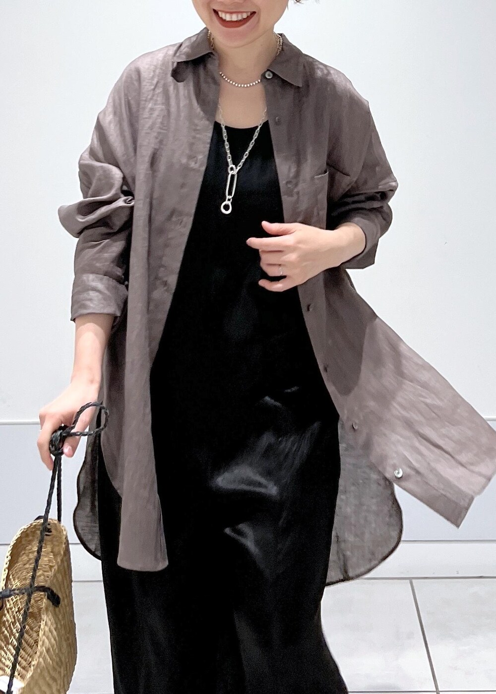 ベージュ系のかごバッグ、グレー系のシャツ/ブラウス、ブラック系のつなぎ/オールインワンを着用したレディースの夏コーディネートの7枚目の写真