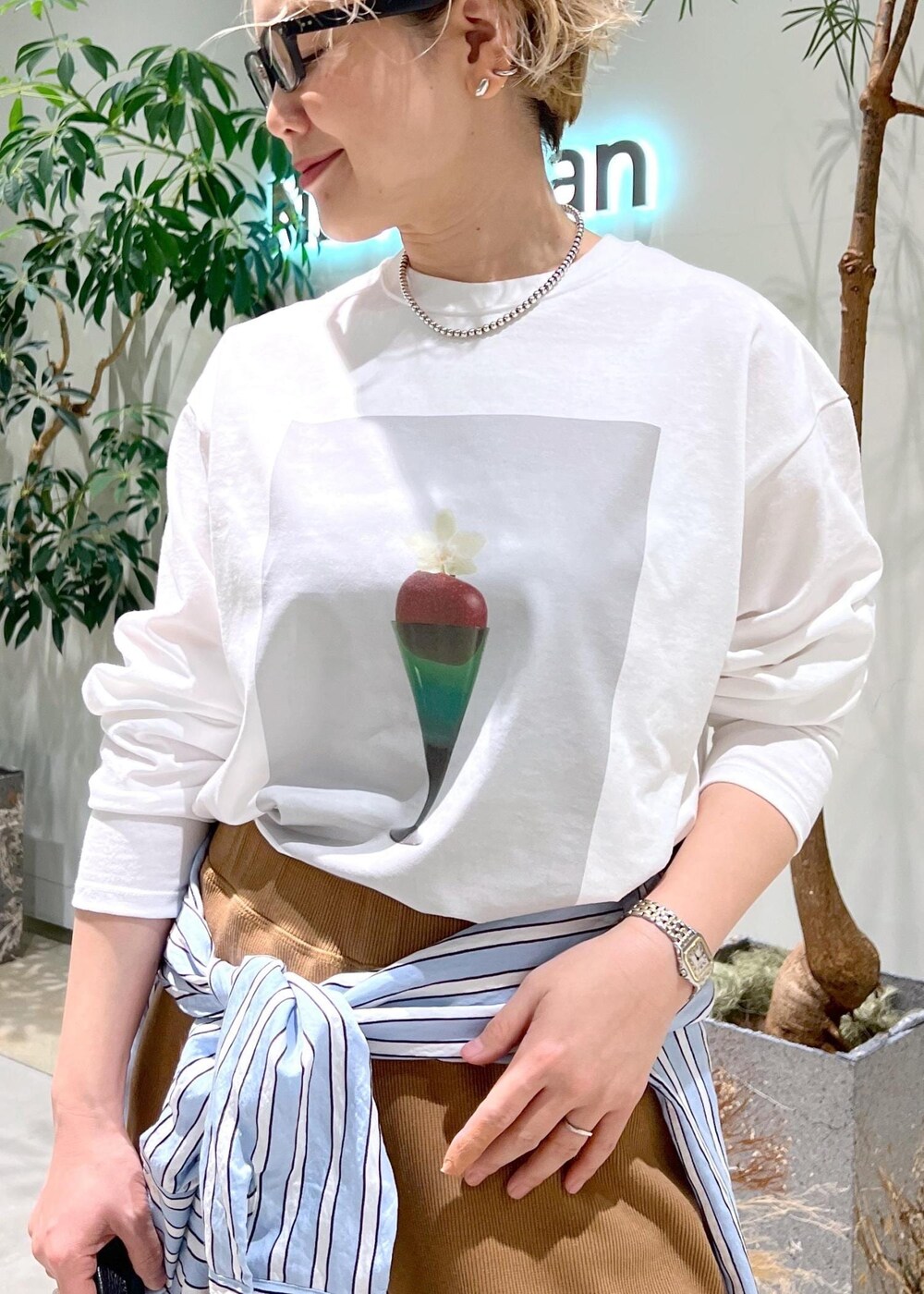 ブラック系のトートバッグ、ブルー系のシャツ/ブラウス、ホワイト系のTシャツ/カットソーを着用したレディースの冬コーディネートの6枚目の写真