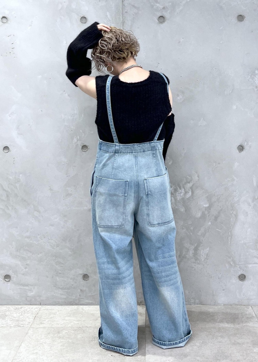 ブラック系のベスト、グリーン系のショルダーバッグ、ブルー系のサロペット/オーバーオールを着用したレディースの夏コーディネートの5枚目の写真