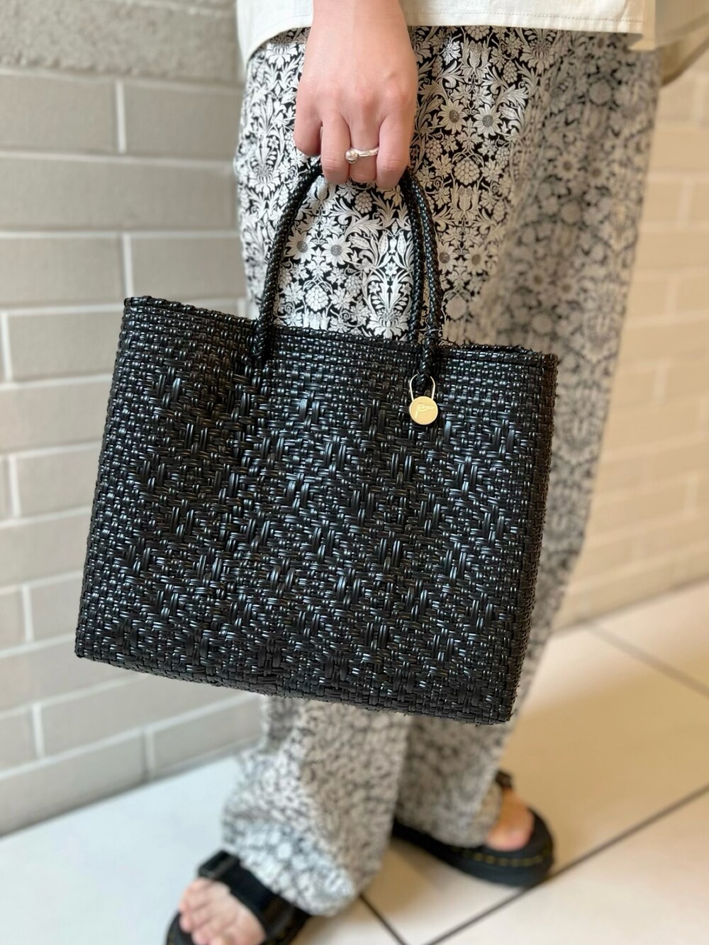 ベージュ系のシャツ/ブラウス、ブラック系のその他パンツ、ブラック系のトートバッグを着用したレディースの春コーディネートの5枚目の写真