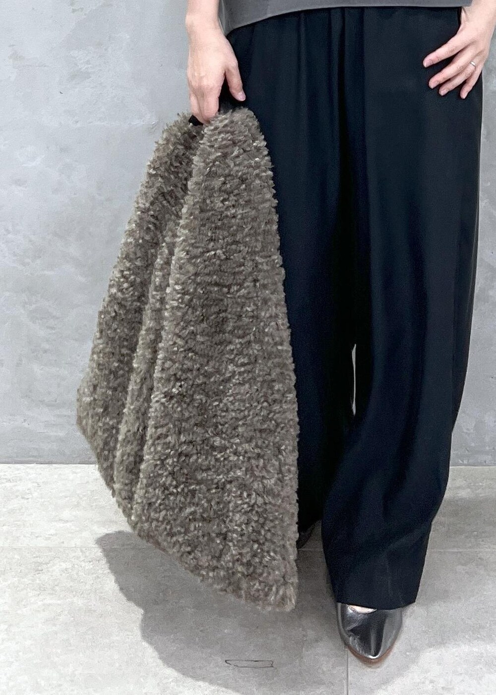 ブラック系のその他パンツ、グレー系のスウェット、ブラウン系のトートバッグを着用したレディースの秋コーディネートの7枚目の写真