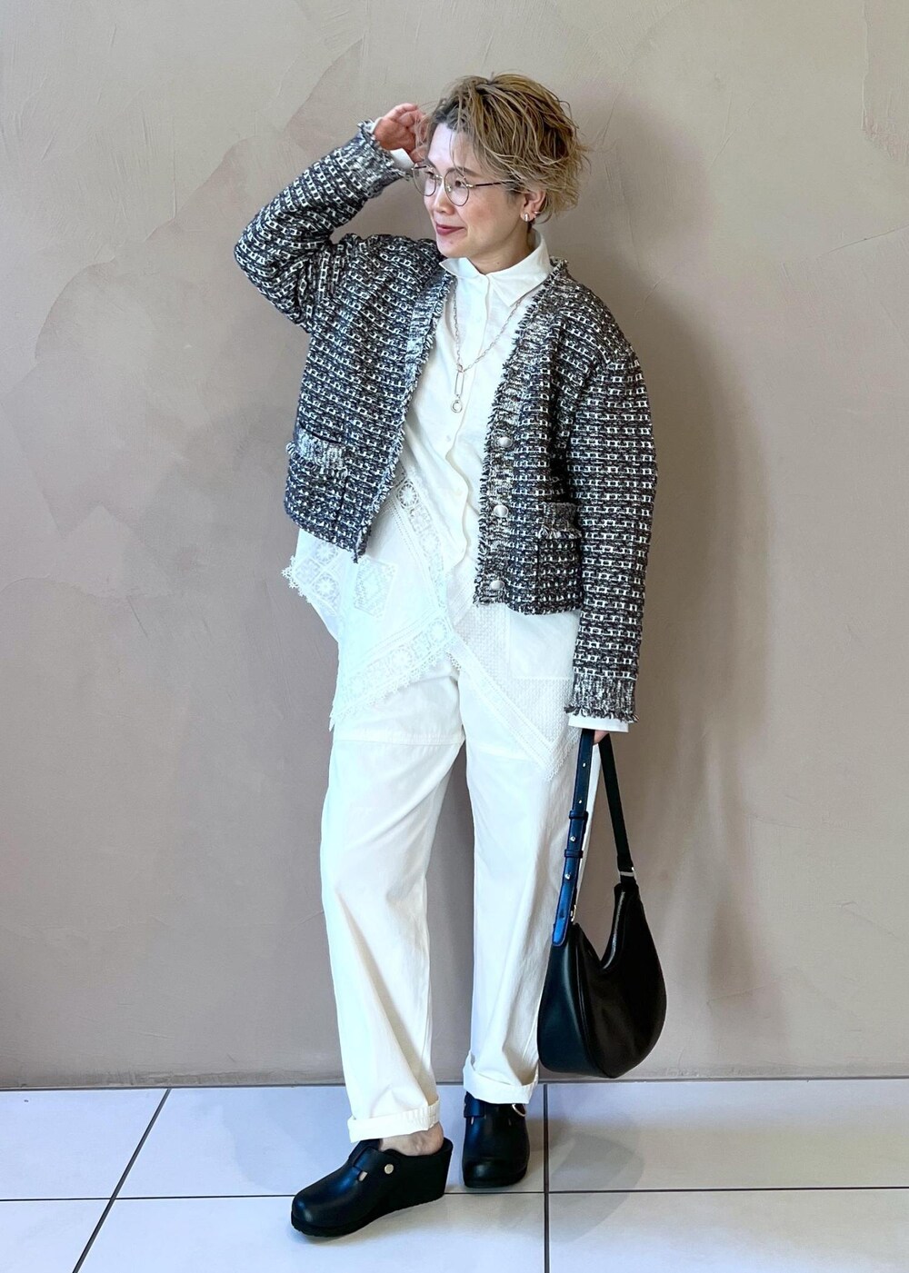 ホワイト系のシャツ/ブラウス、ホワイト系のその他パンツ、ブルー系のカーディガン/ボレロを着用したレディースの冬コーディネートの7枚目の写真