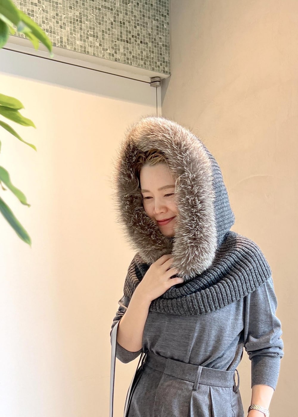 ブラック系のショルダーバッグ、グレー系のニット/セーター、グレー系のスラックスを着用したレディースの秋コーディネートの6枚目の写真