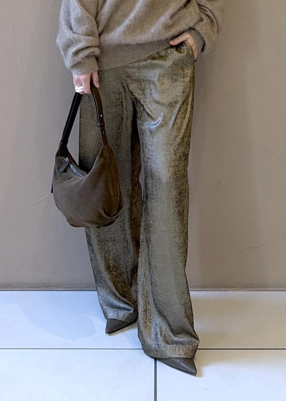 ゴールド系のその他パンツ、ベージュ系のニット/セーター、グリーン系のパンプスを着用したレディースの冬コーディネートの8枚目の写真