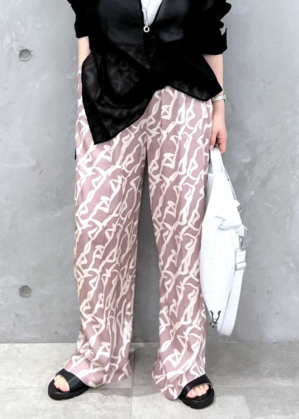 イエロー系のその他パンツ、ブラック系のシャツ/ブラウス、グレー系のトートバッグを着用したレディースの冬コーディネートの8枚目の写真