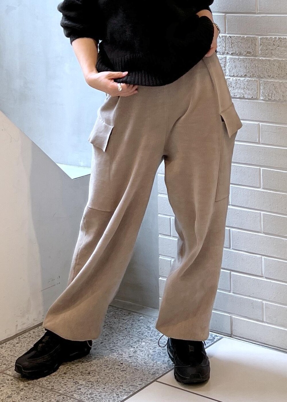 ホワイト系のピーコート、グレー系のカーゴパンツ、ブラウン系のニット/セーターを着用したレディースの秋コーディネートの10枚目の写真