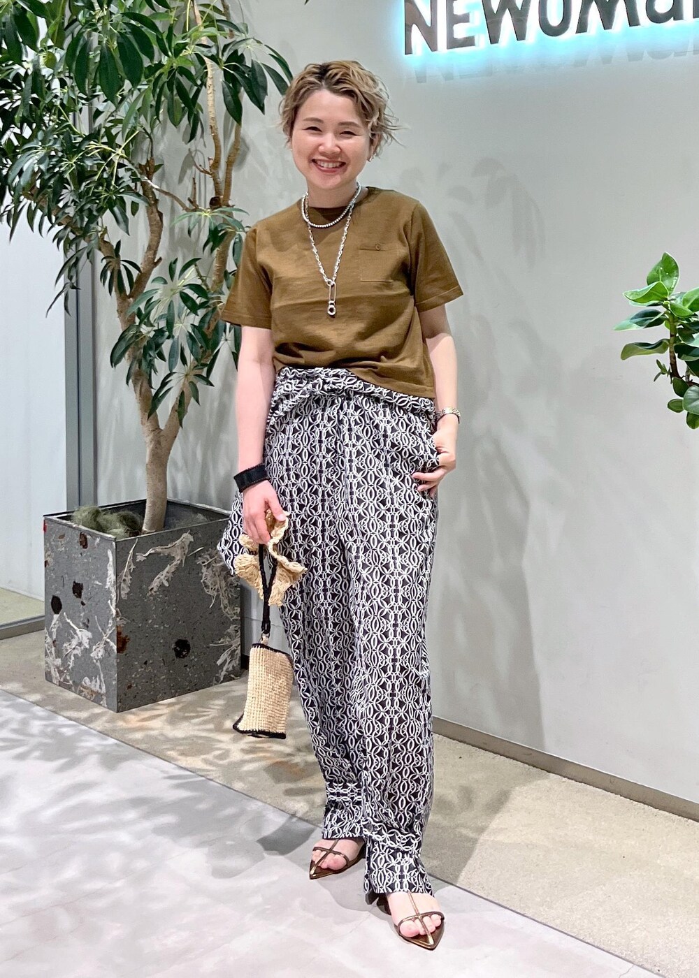 その他のサンダル、グリーン系のTシャツ/カットソー、ブラック系のつなぎ/オールインワンを着用したレディースの夏コーディネートの3枚目の写真