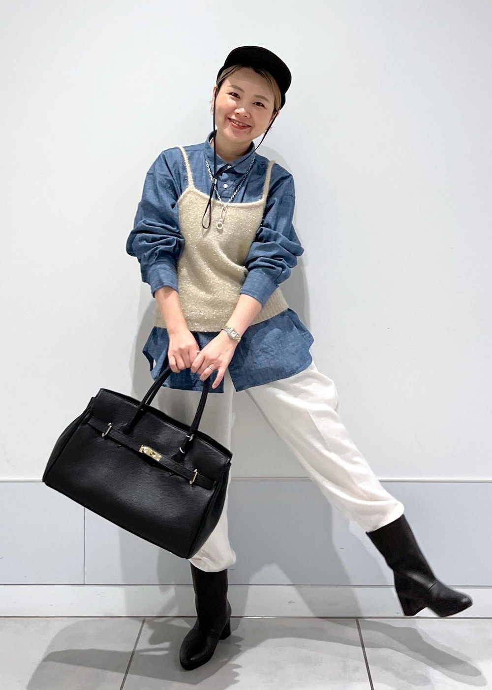 ゴールド系のキャミソール、ブルー系のシャツ/ブラウス、ホワイト系のその他パンツを着用したレディースの秋コーディネートの4枚目の写真