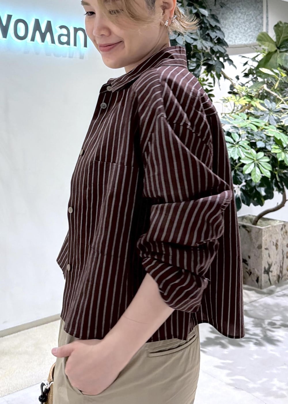 ベージュ系のその他パンツ、ブラウン系のシャツ/ブラウスを着用したレディースの春コーディネートの7枚目の写真