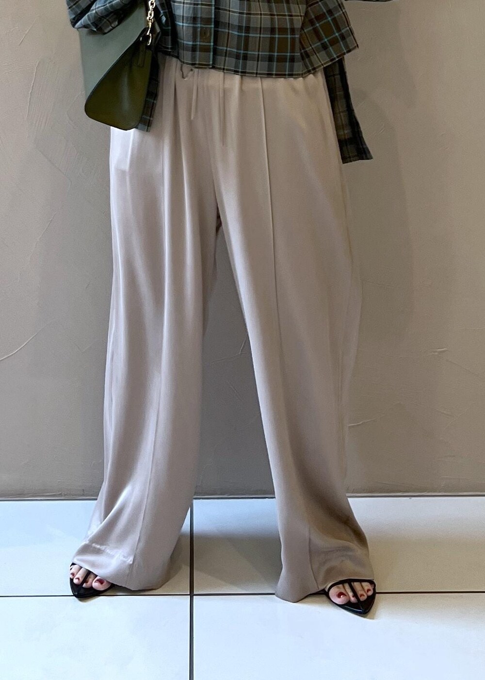 イエロー系のその他パンツ、ブラック系のサンダル、グリーン系のショルダーバッグを着用したレディースの夏コーディネートの10枚目の写真