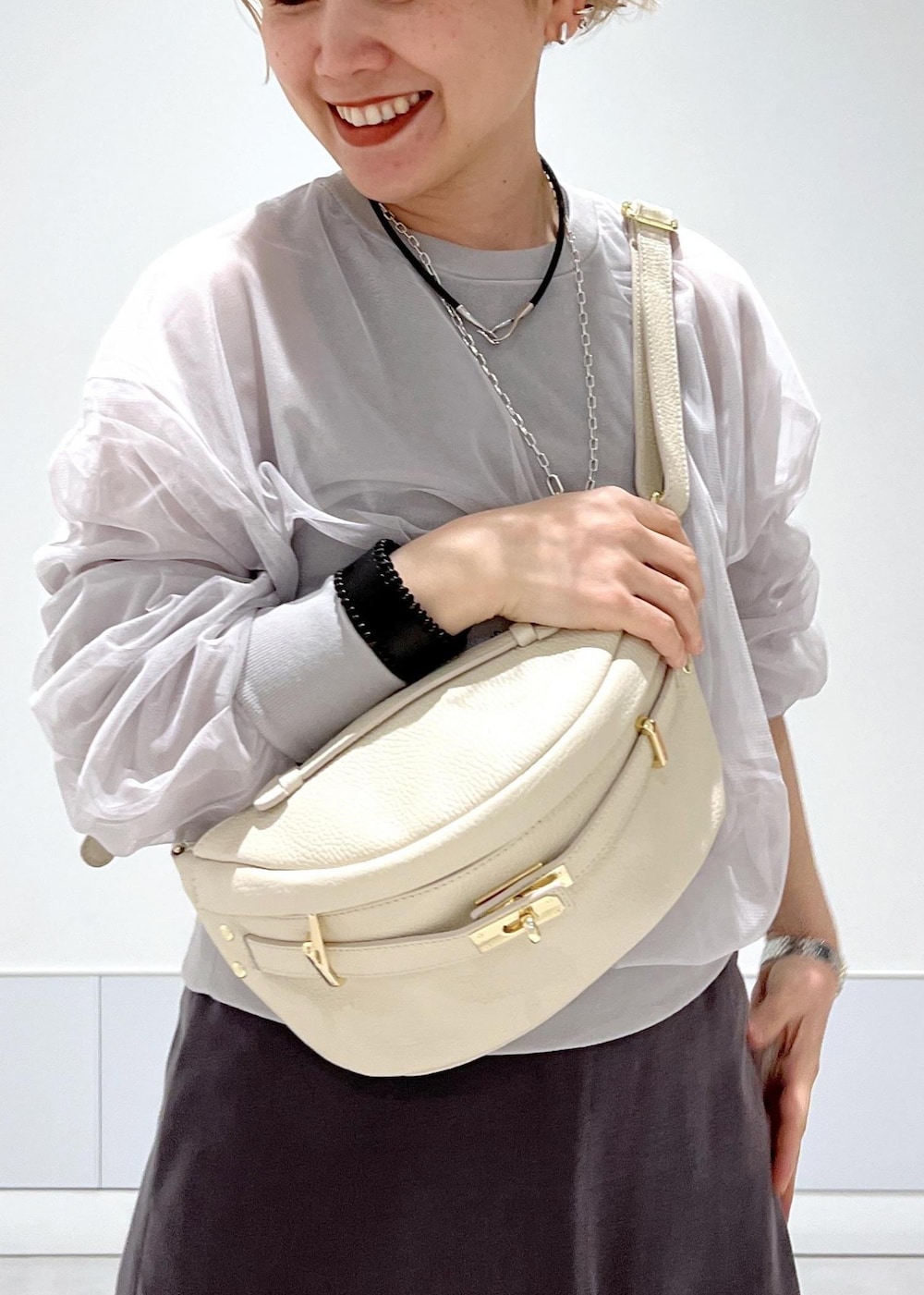 ホワイト系のサンダル、ベージュ系のボディバッグ/ウエストポーチ、グレー系のワンピースを着用したレディースの春コーディネートの8枚目の写真