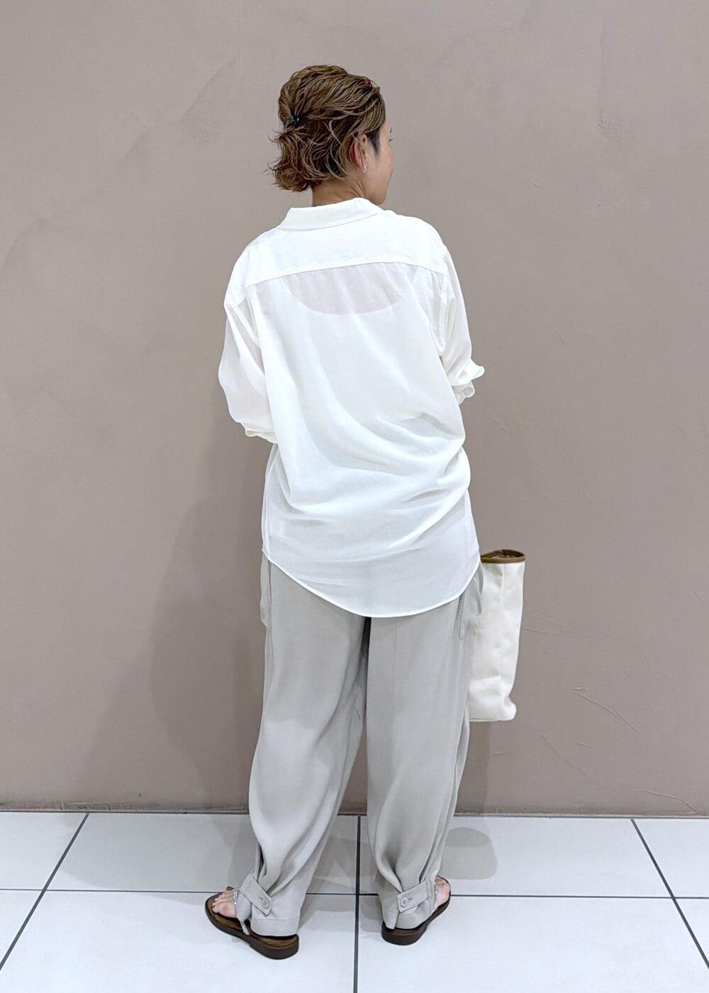 ブラウン系のサンダル、ベージュ系のその他パンツ、ホワイト系のシャツ/ブラウスを着用したレディースの夏コーディネートの6枚目の写真