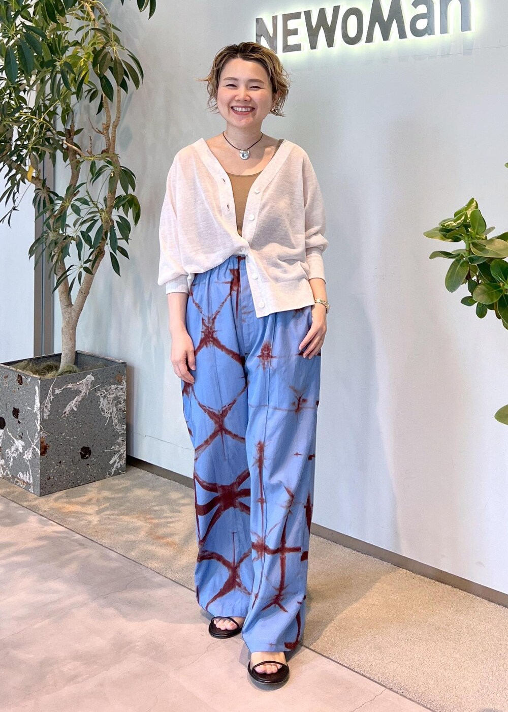 グレー系のカーディガン/ボレロ、ブルー系のその他パンツ、ベージュ系のタンクトップを着用したレディースの春コーディネートの4枚目の写真