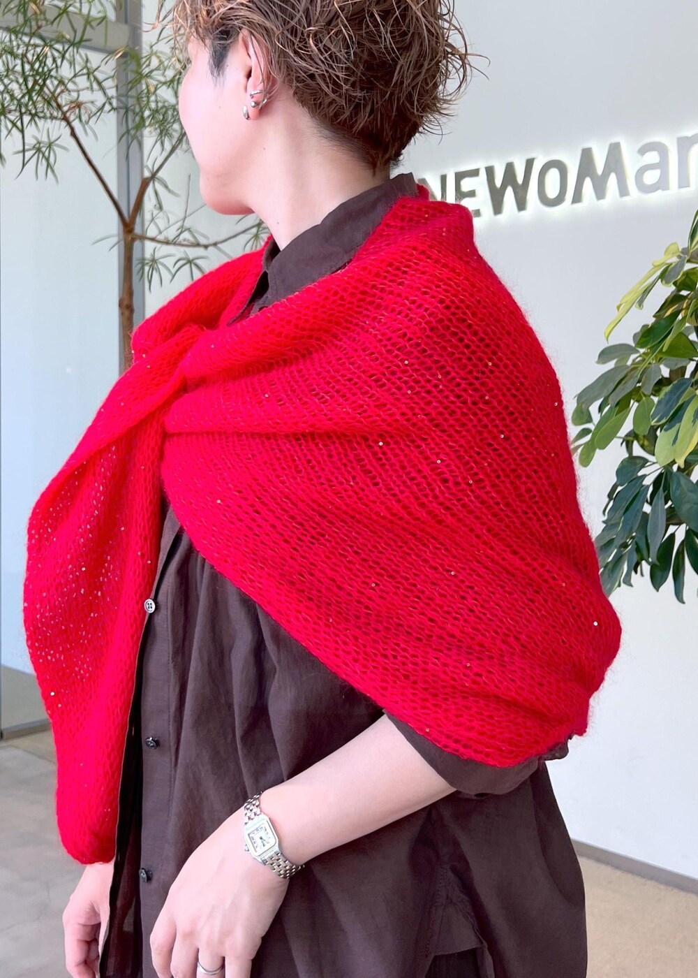 ブラウン系のシャツ/ブラウス、ブラウン系のショルダーバッグ、レッド系のニット/セーターを着用したレディースの秋コーディネートの8枚目の写真