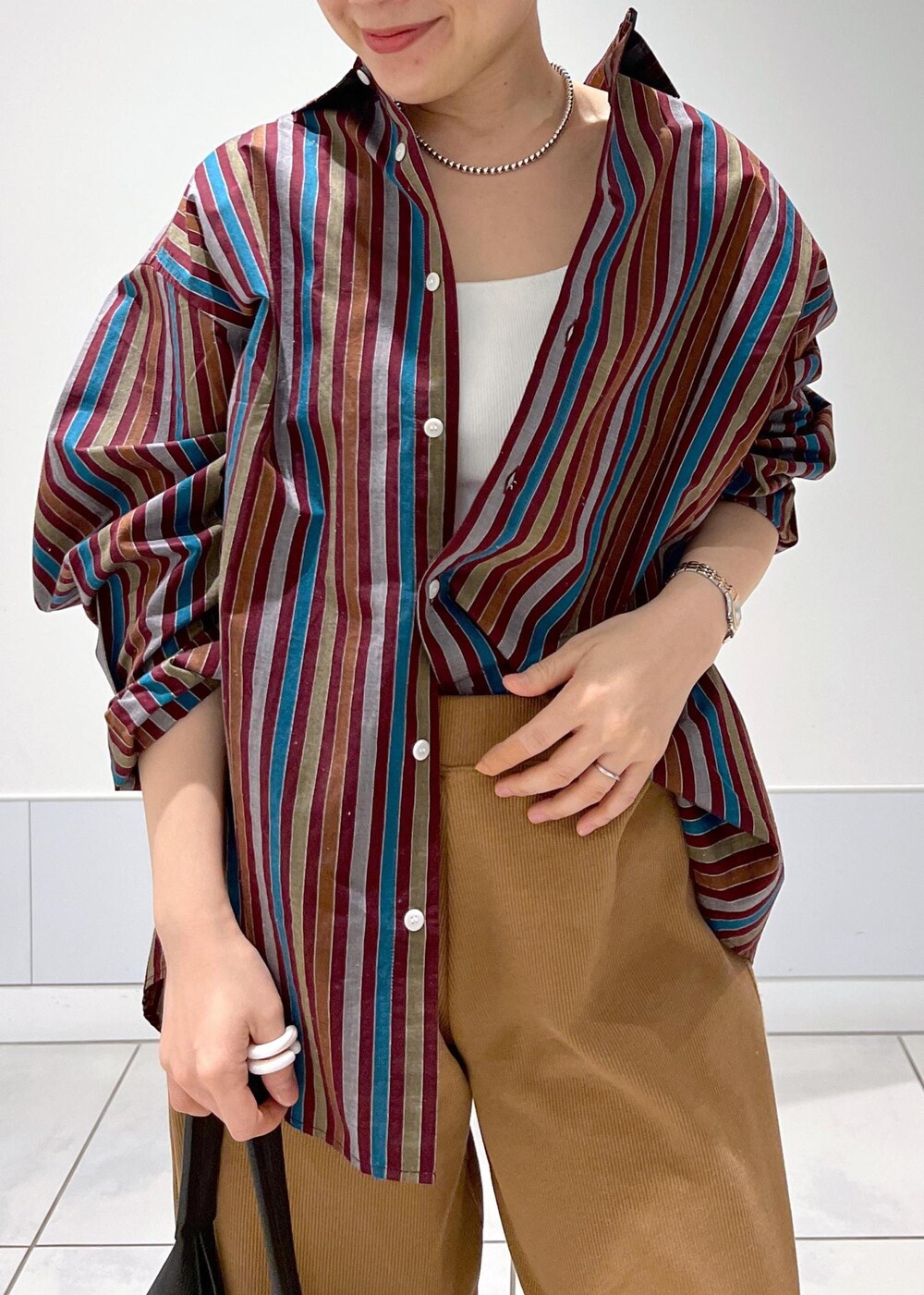 ブラック系のトートバッグ、ブラック系のスニーカー、ブラウン系のその他パンツを着用したレディースの冬コーディネートの5枚目の写真