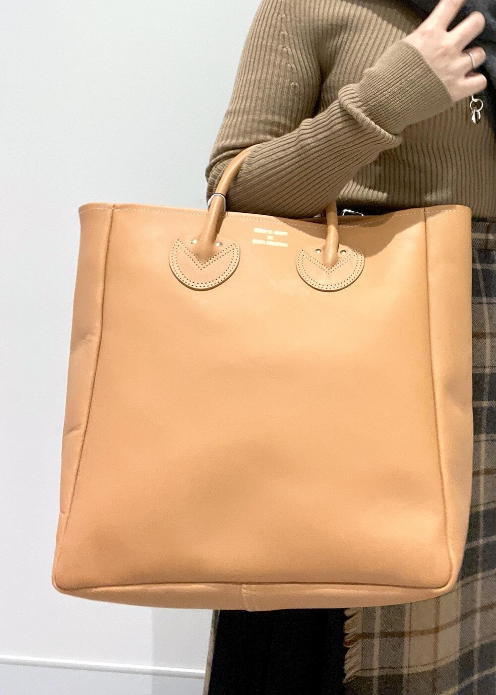 ベージュ系のスカート、ベージュ系のニット/セーターを着用したレディースの秋コーディネートの9枚目の写真